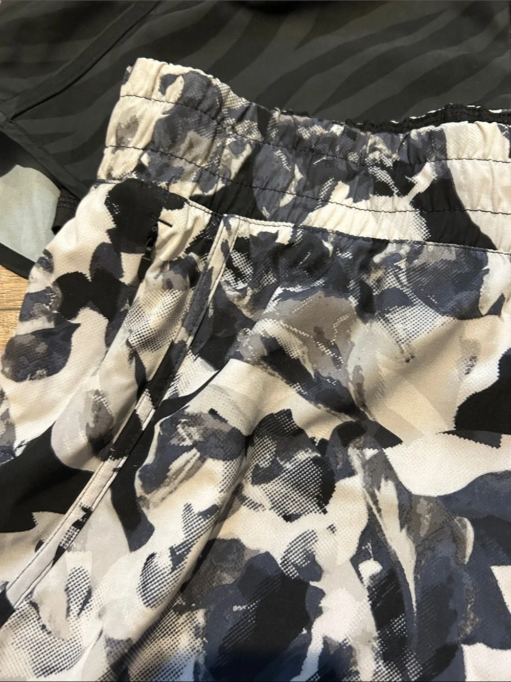 Women’s L Athletic Shorts - Picture 3 of 9